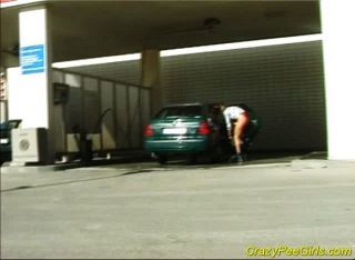 girls peeing drunk