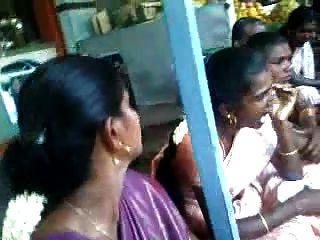 saree aunty peeing